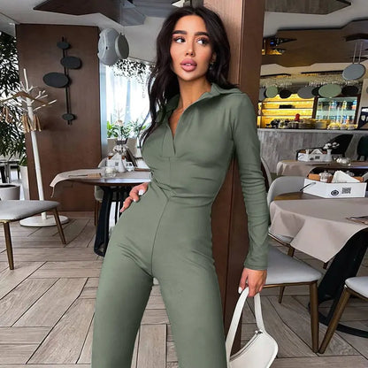 Enger Jumpsuit mit langen Ärmeln und V-Ausschnitt