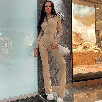 Enger Jumpsuit mit langen Ärmeln und V-Ausschnitt