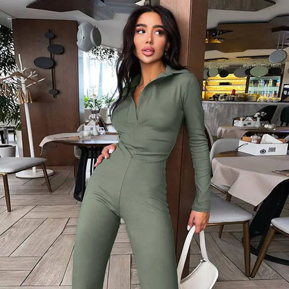 Enger Jumpsuit mit langen Ärmeln und V-Ausschnitt
