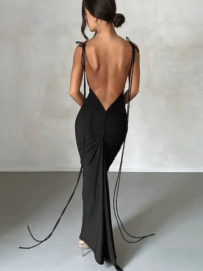 Rückenfreies, langes Wickelkleid mit Hüfte